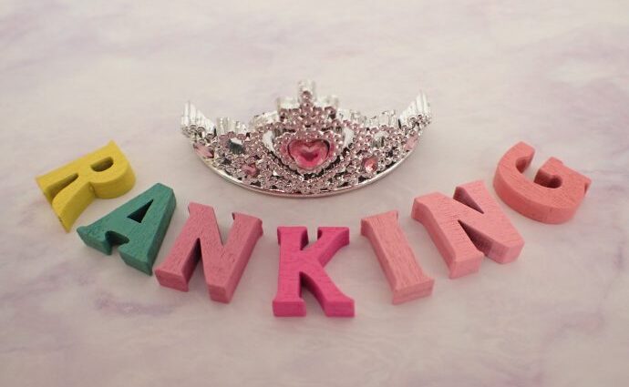 画像：RANKINGの文字ブロックとピンクのおもちゃのティアラ