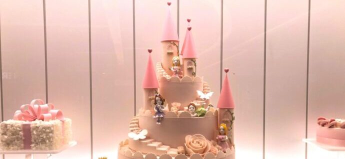 画像：プリンセスのお城を模したケーキ