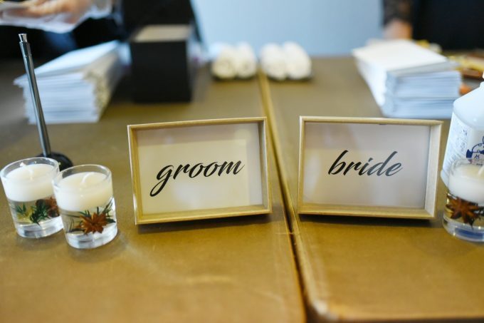画像：groom bride と書かれた受付サイン