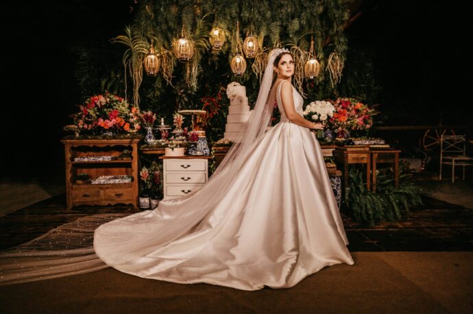 画像：プリンセスラインのウエディングドレスを着て横を向きポーズを取っている花嫁