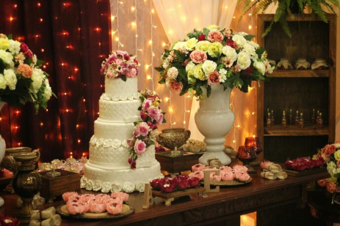画像：ウエディングケーキと豪華な装花装飾と会場装飾