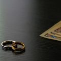 結婚指輪と万札の写真