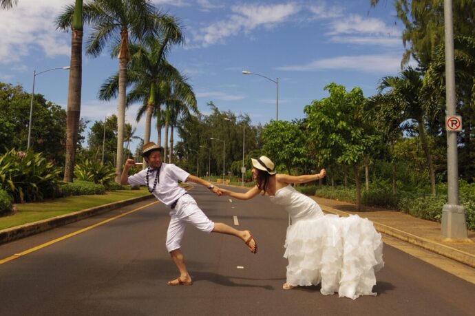 画像：南国のリゾートで撮られた花嫁と花婿