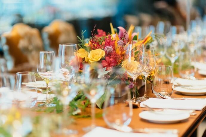 画像：セッティングされたテーブルと鮮やかなテーブル装花