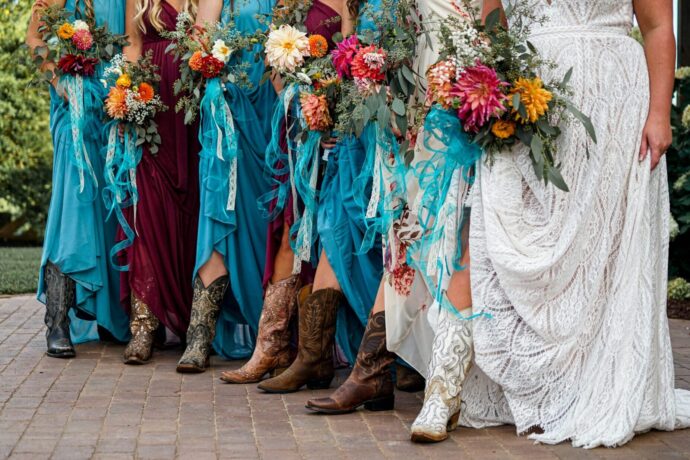 画像：ブーツを履いた花嫁とブライズメイドの足元