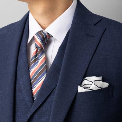 画像：ストライプのネクタイと黒の縁取りのチーフを実際に着用している参考画像