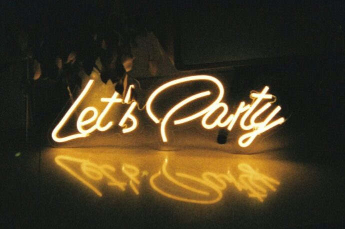 画像：暗闇で光るLet's Partyのネオン