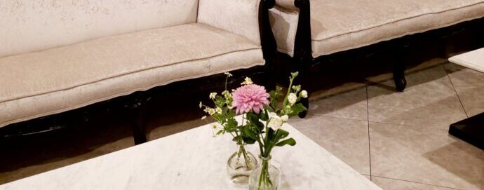 画像：ソファーと机と机の上の花瓶
