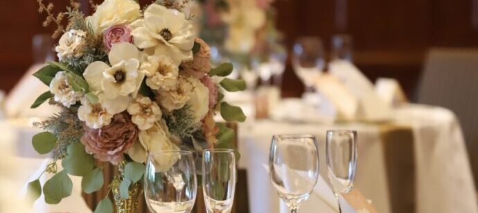 画像：テーブルの上に置かれたゲスト卓装花