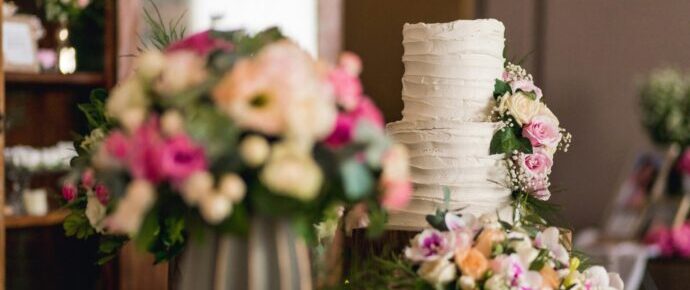 画像：ネイキッドケーキとバラの装花