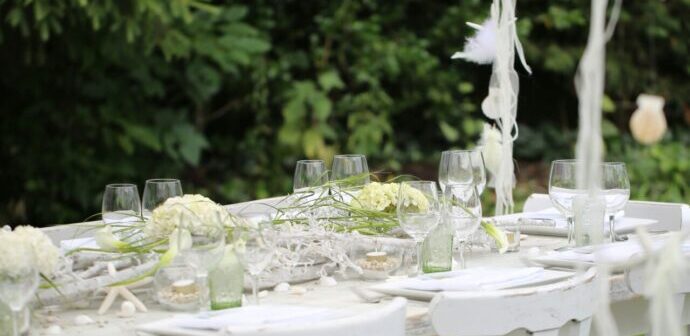 画像：白や透明のカトラリーで揃えられた透明感あるゲストテーブル