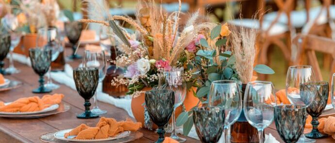 画像：パンパスグラスなど秋っぽいイメージの装花装飾