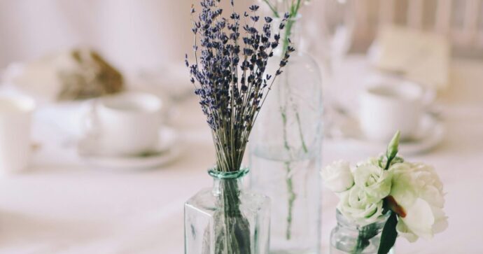 画像：ゲストテーブルに置かれた3つの花瓶とそれぞれに生けられた装花