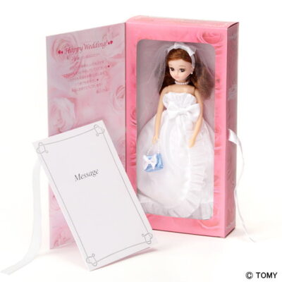 画像：ピンクの箱に収まったウエディングドレス姿のリカちゃん人形の電報見本