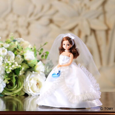 画像：テーブルの上に置かれたウエディングドレス姿のリカちゃん人形の電報見本