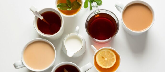 画像：さまざまなカップに注がれた、いろんな種類のお茶