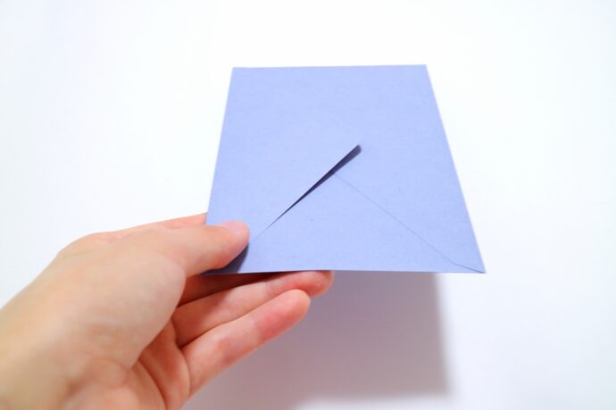 画像：青い封筒を手渡している