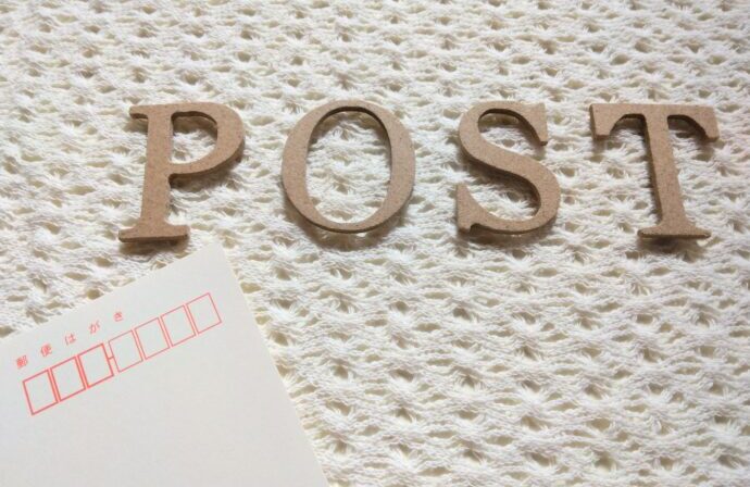 画像：POSTの文字オブジェクトとハガキ