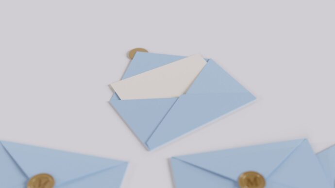 画像：小さな水色の封筒に白い便せんが入っていてゴールドの封蝋で閉じてある手紙がいくつか散らばっている