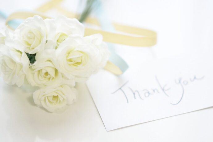 画像：白いバラの花束とThank you と書かれたメッセージカード