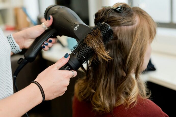 画像：ヘアセットされるミディアムヘアの女性