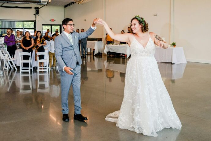 画像：ファーストダンスを踊る花嫁と花婿