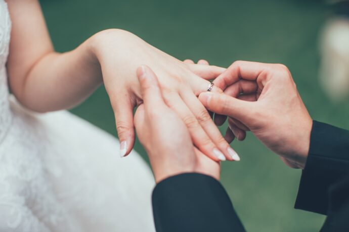 画像：花嫁の左手に結婚指輪をはめる花婿