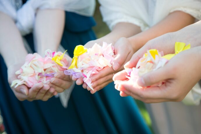 画像：花びらを両手の平でもつ3人のゲストの手元