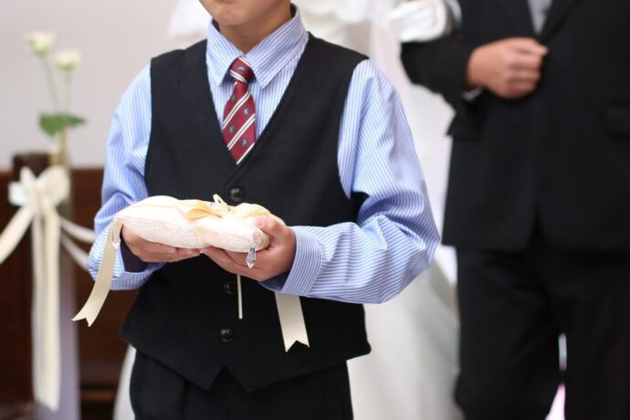 画像：リングピローを持ち結婚指輪を運ぶ男の子