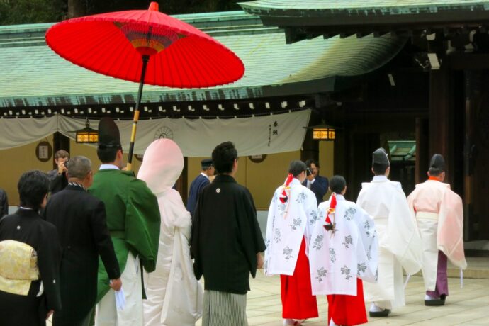 画像：花嫁行列で参道を進む花婿と花嫁と一行