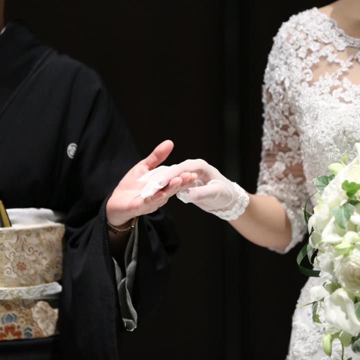 結婚式の母親の服装って？ 黒留袖とドレスのマナー