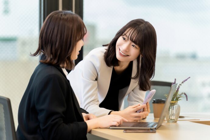 画像：談笑するオフィスの女性